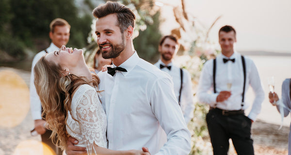 Brautpaar umarmt sich